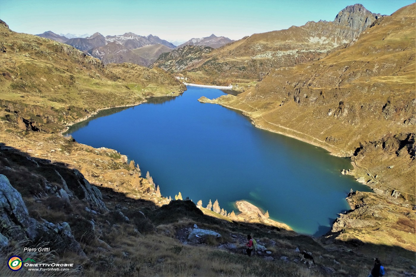 51 Sul sent. 216 dal Passo Laghi Gemelli verso il sent. 215 con vista sui Laghi Gemelli.JPG